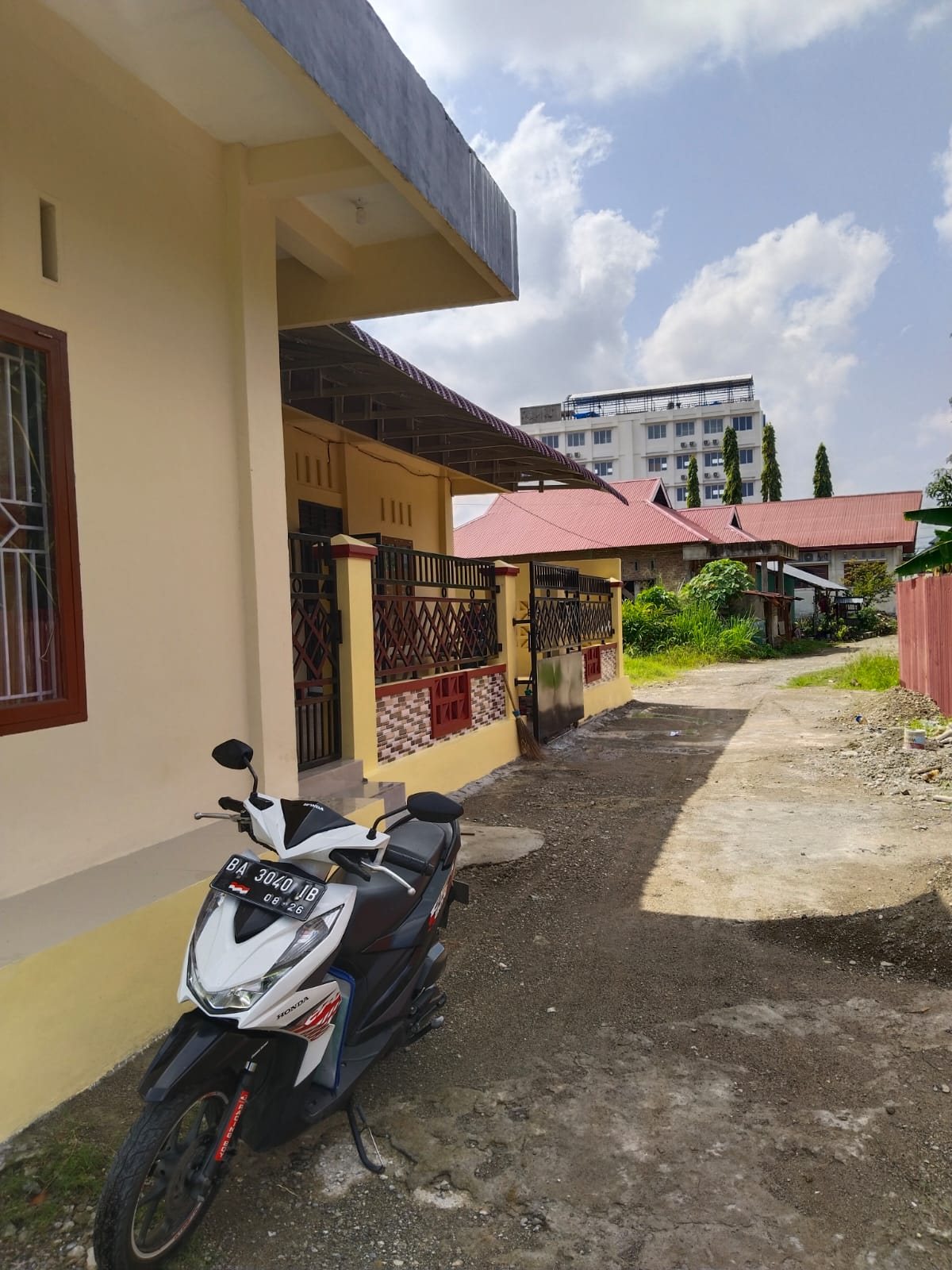 Area luar dan akses menuju kost