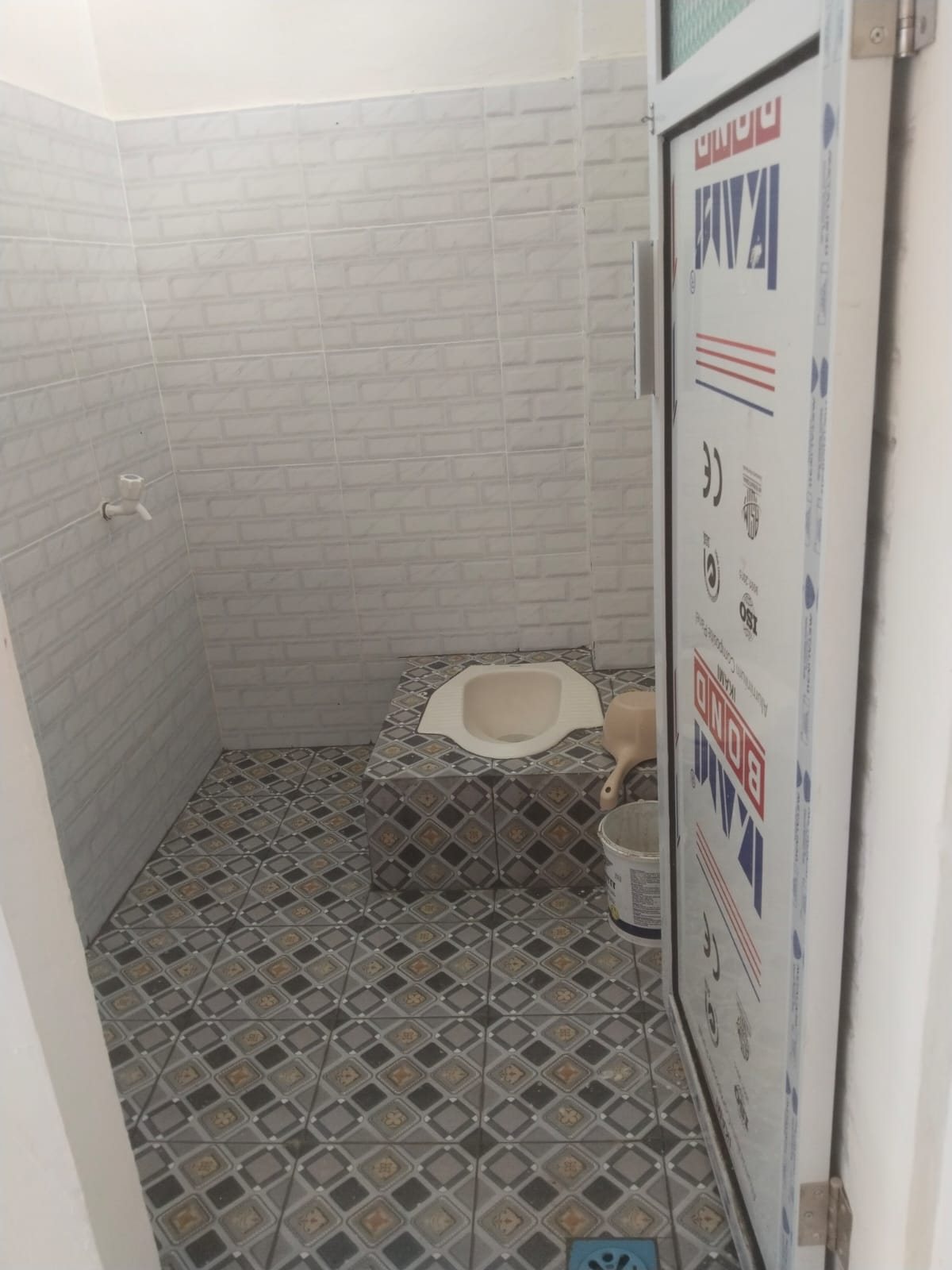 Kamar mandi di dalam kamar kost