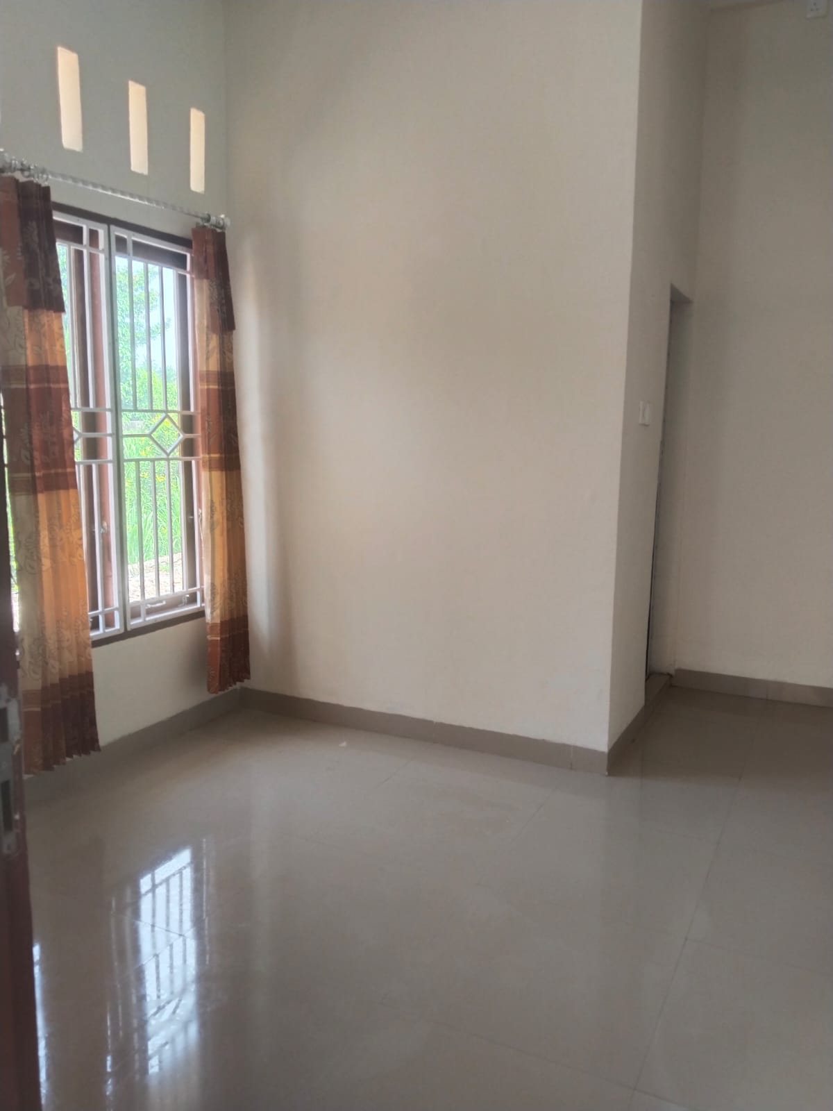 Kamar kost putri yang saat ini tersedia, ukuran 4x3 meter